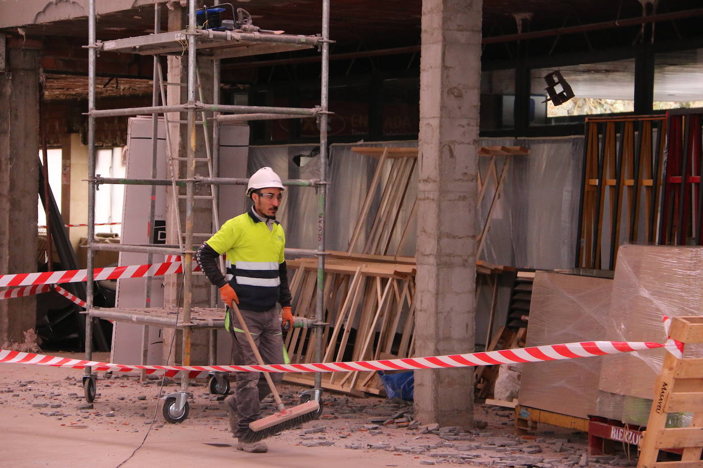 El consejero de Fomento en funciones, Juan Carlos Suárez-Quiñones, visita las obras de remodelación integral de este espacio.