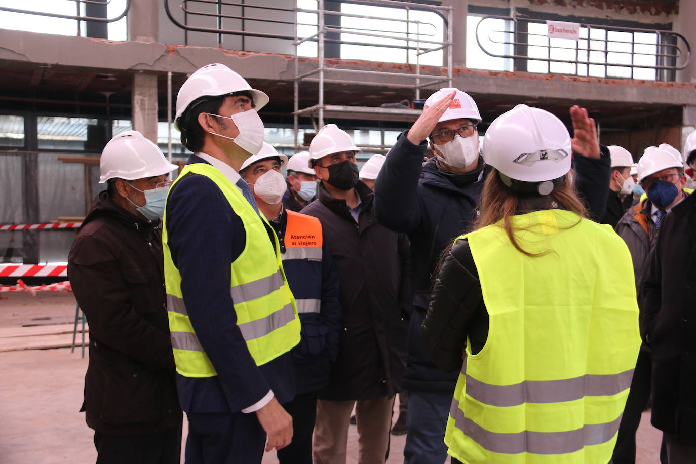 El consejero de Fomento en funciones, Juan Carlos Suárez-Quiñones, visita las obras de remodelación integral de este espacio.