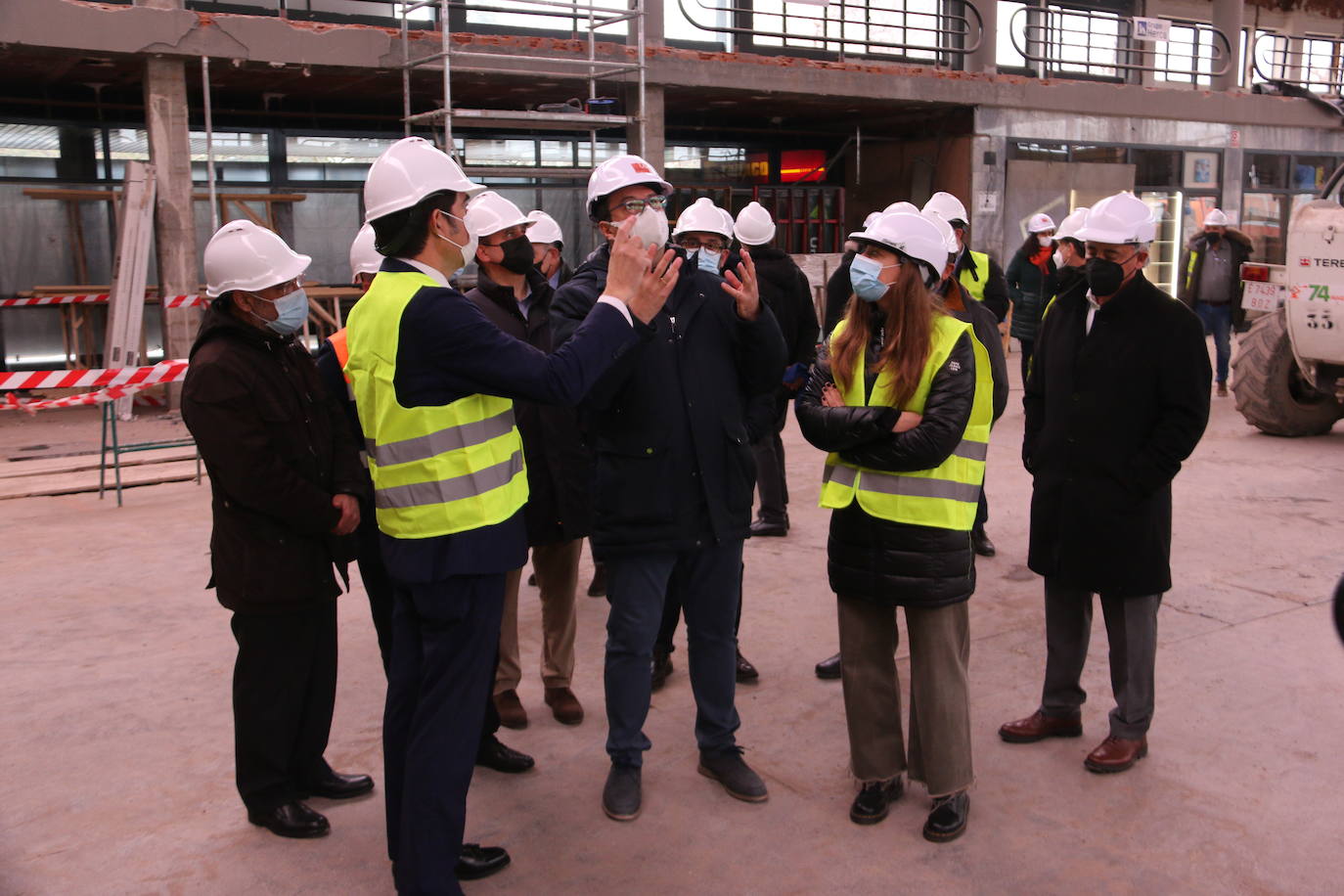El consejero de Fomento en funciones, Juan Carlos Suárez-Quiñones, visita las obras de remodelación integral de este espacio.