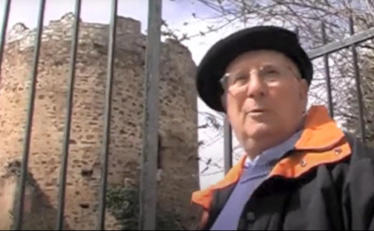 El poeta Felipe Pérez Pollán junto a su querido Castillo de Los Bazán.