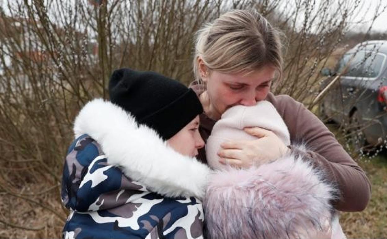 Una madre Ucraniana reencontrándose con sus dos hijos.