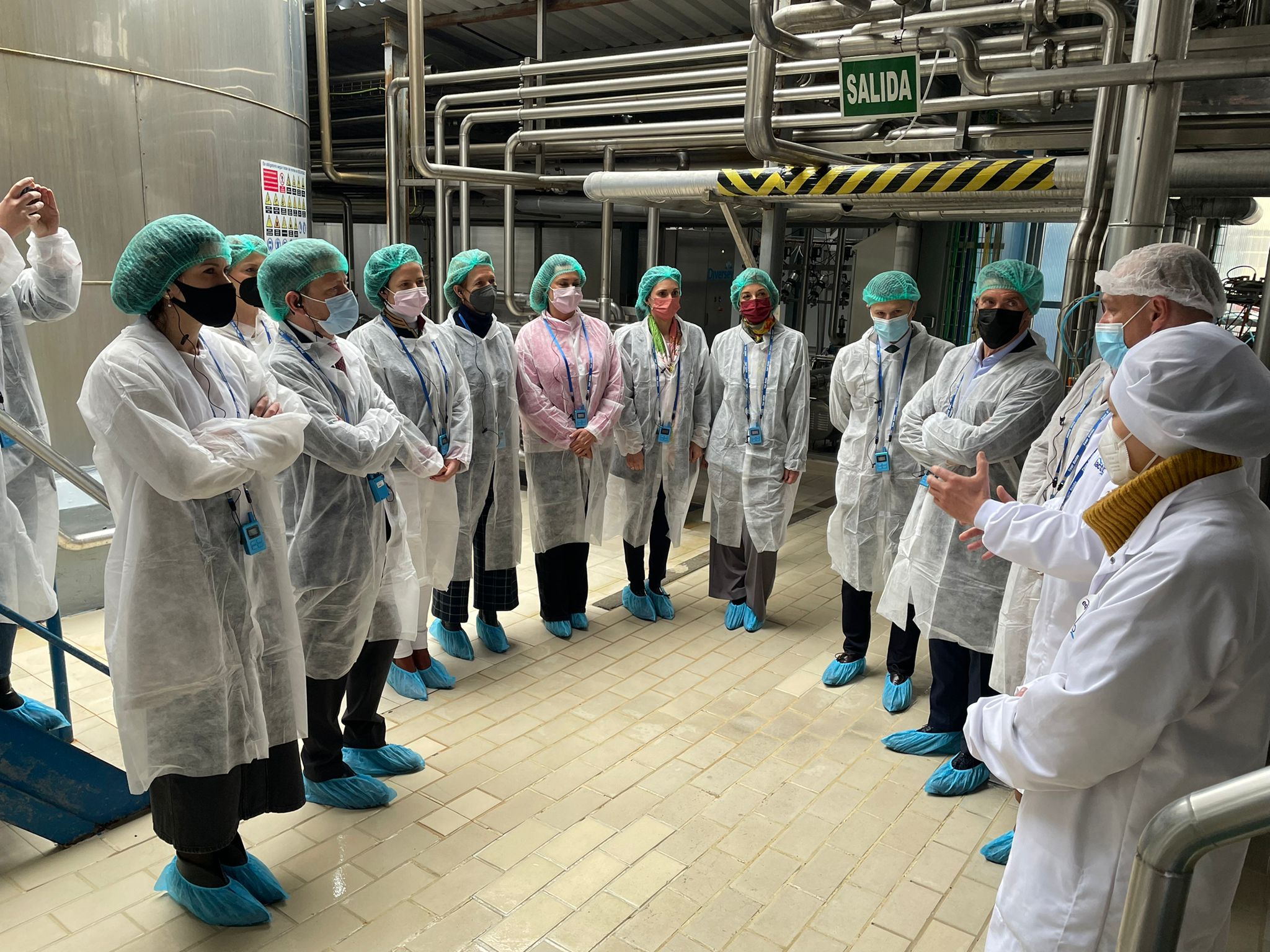 Imagen de la visita institucional de varias administraciones a Lactiber, una empresa de lácteos con medio siglo de vigencia en León.