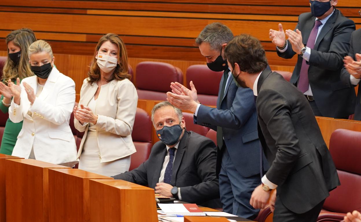  Aplausos en las Cortes al nuevo presidente, el leonés Carlos Pollán. 