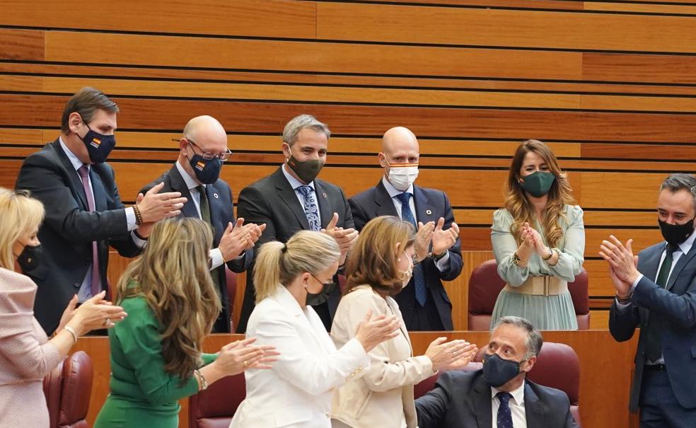 El leonés Carlos Pollán es aplaudido por sus compañeros de formación tras ser nombrado presidente de las Cortes de Castilla y León.