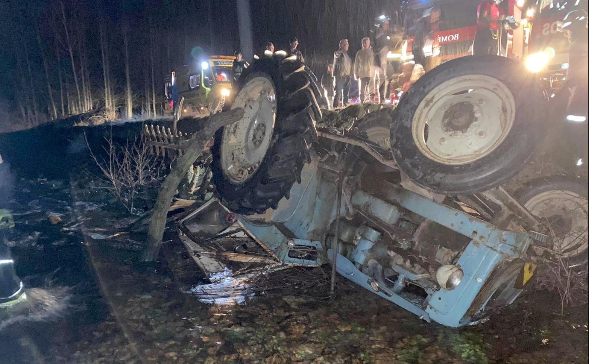 Así quedó el tractor tras la caída al río Duerna con su conductor, que tuvo que ser rescatado por los Bomberos, de su interior.