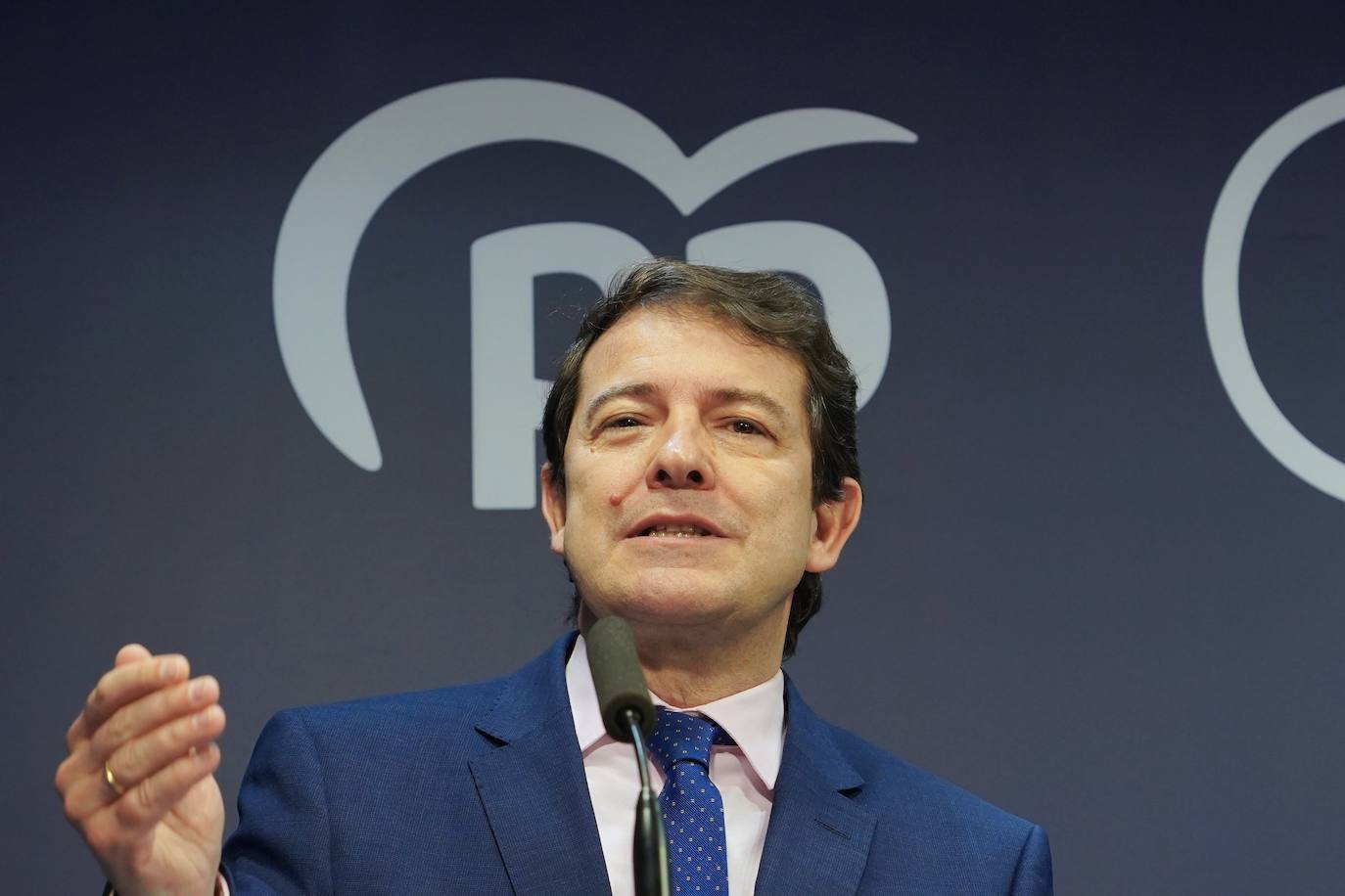 El presidente del Partido Popular de Castilla y León y presidente en funciones de la Junta, Alfonso Fernández Mañueco, ofrece una rueda de prensa tras mantener una reunión telemática con todos los presidentes provinciales del PP.