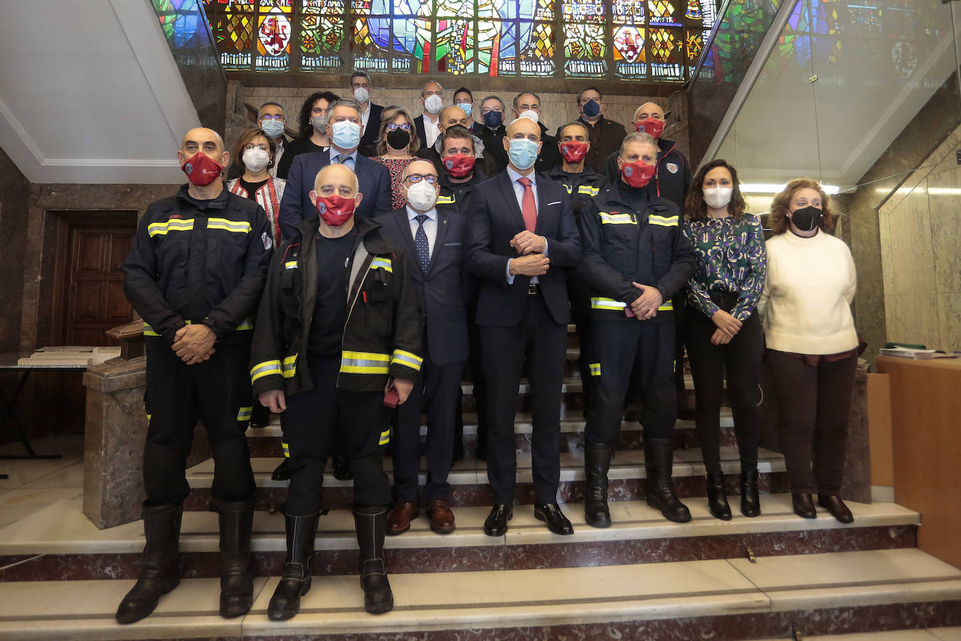 El Ayuntamiento de León reconoce la labor de los trabajadores que llevan entre 30 y 35 años al frente del servicio.