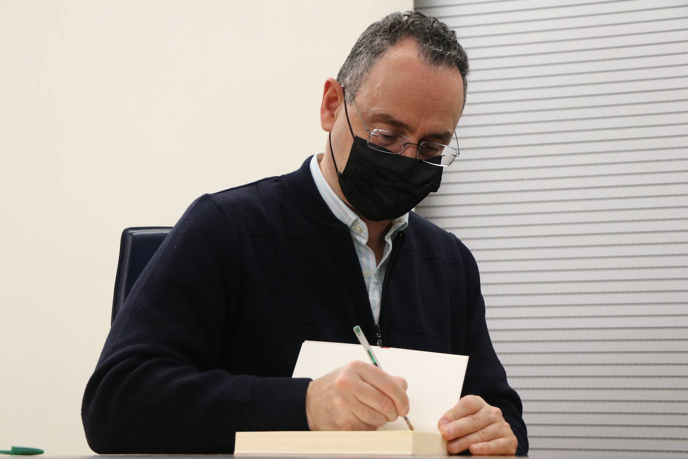 El escrito leonés llena con creces el Salón de Actos del Ayuntamiento de Ordoño II.