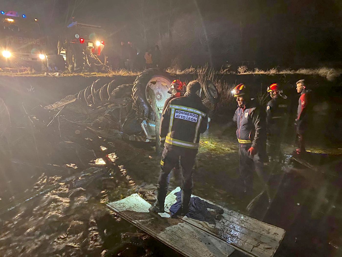 La persona llevaba varias horas atrapada bajo un tractor volcado, con todo el cuerpo sumergido, excepto la cabeza que permanecía fuera del agua, lo que permitió que se mantuviera con vida hasta que pudo ser rescatado por Bomberos de León. 