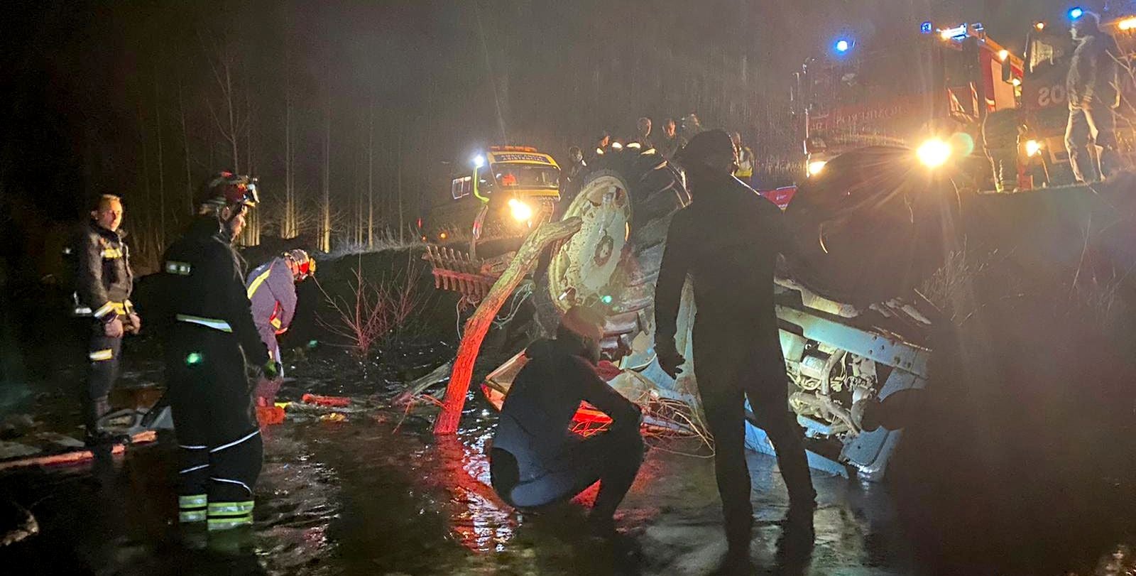 La persona llevaba varias horas atrapada bajo un tractor volcado, con todo el cuerpo sumergido, excepto la cabeza que permanecía fuera del agua, lo que permitió que se mantuviera con vida hasta que pudo ser rescatado por Bomberos de León. 