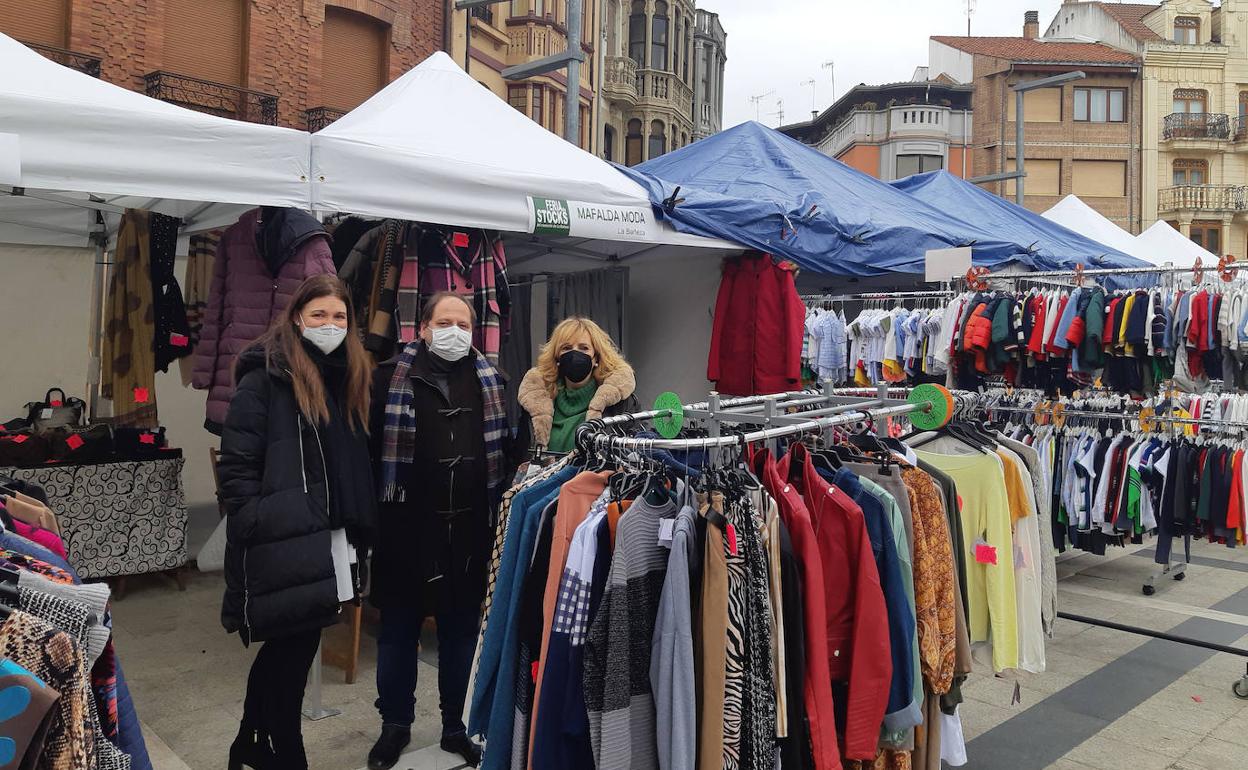 Inauguración de la fería en La Bañeza, donde han acudido el alcalde y concejales.