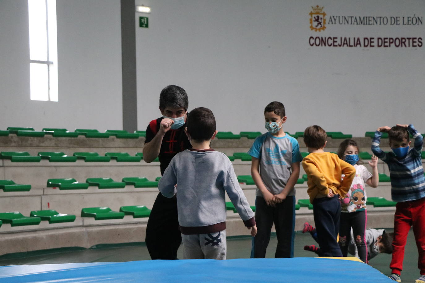 Las escuelas deportivas de León se convierten en un taller para aprender a emular las caídas y los golpes de cine.