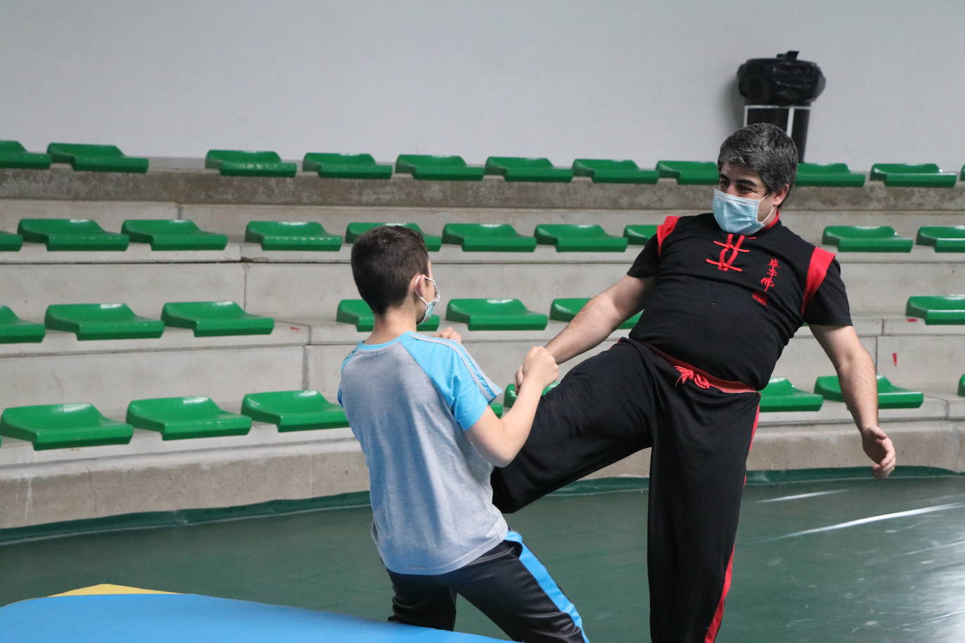 Las escuelas deportivas de León se convierten en un taller para aprender a emular las caídas y los golpes de cine.