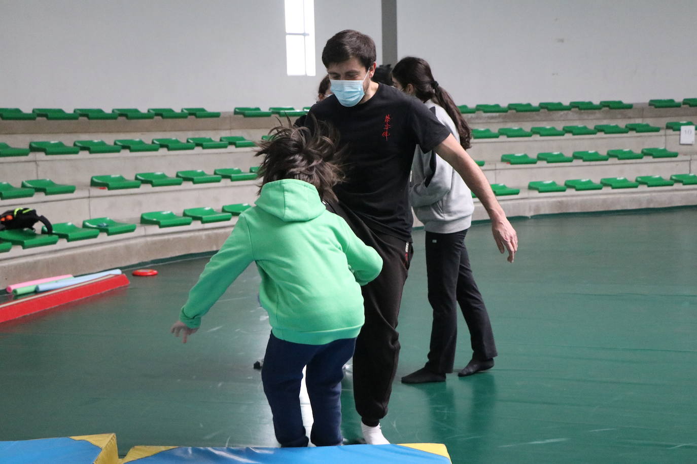 Las escuelas deportivas de León se convierten en un taller para aprender a emular las caídas y los golpes de cine.