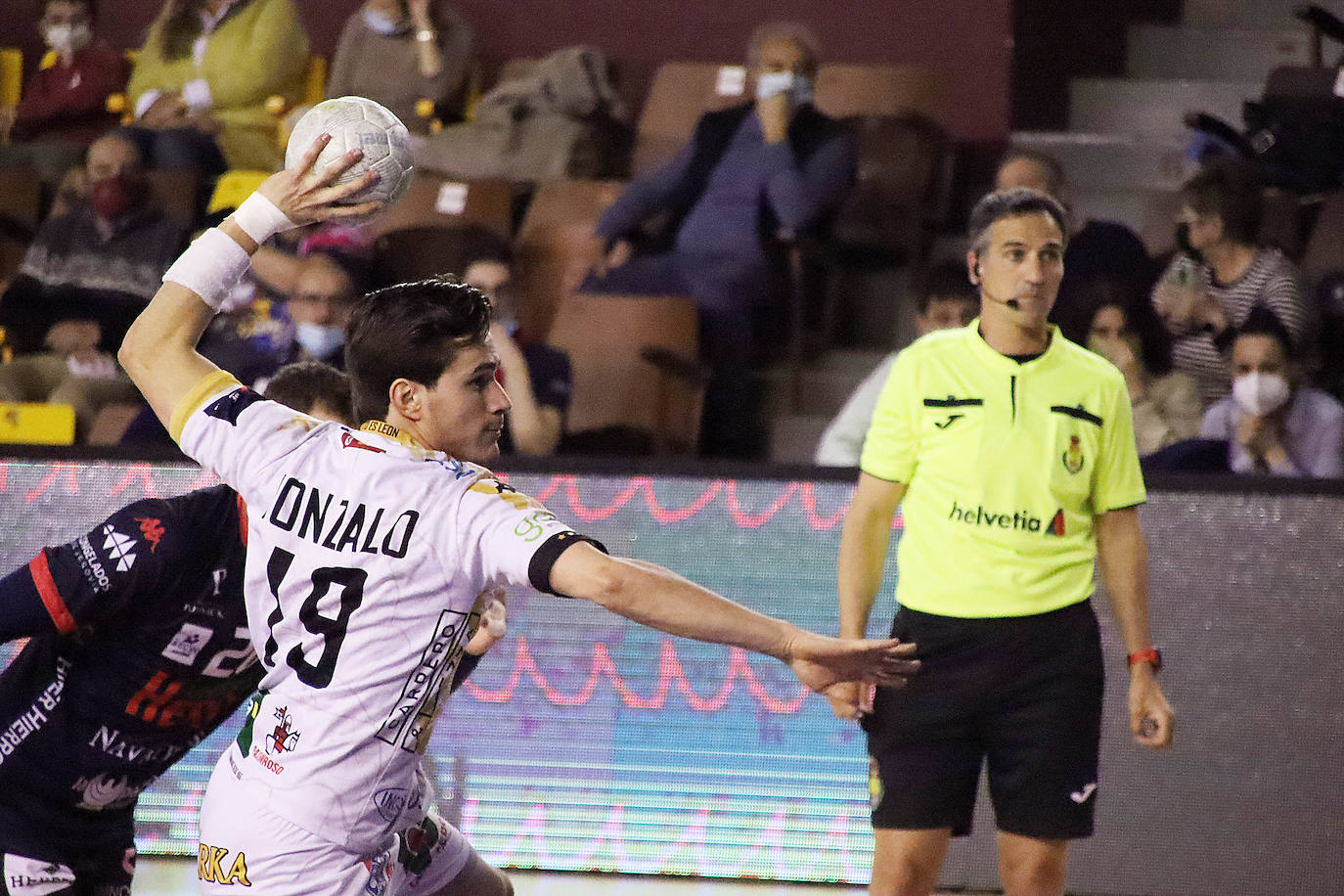 Gonzalo Pérez Arce dispara a portería durante el encuentro de los maristas de la pasada jornada ante el Balonmano Nava.