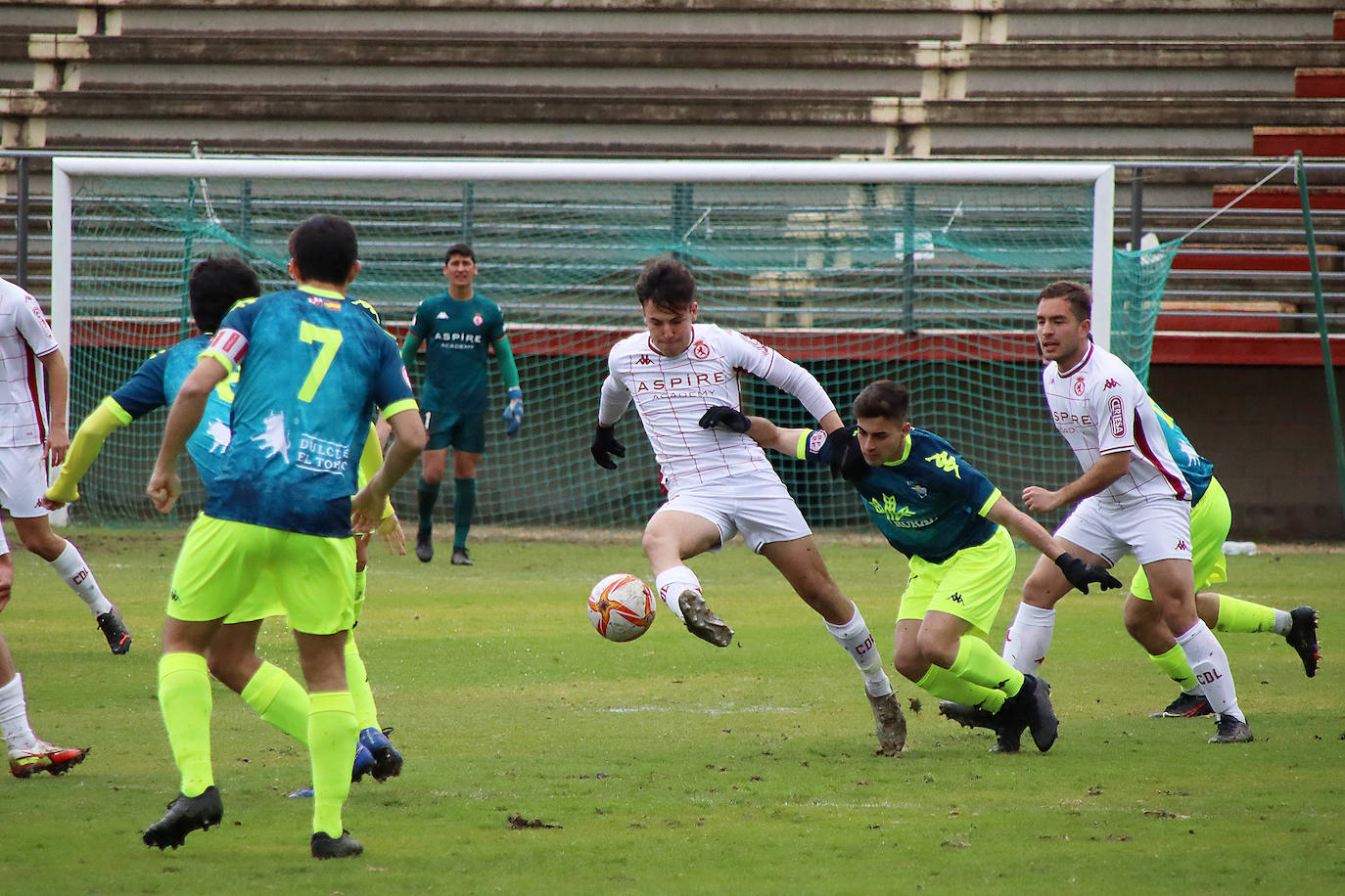 El Júpiter Leonés cae derrotado en su feudo por cero goles a dos ante el conjunto vallisoletano.