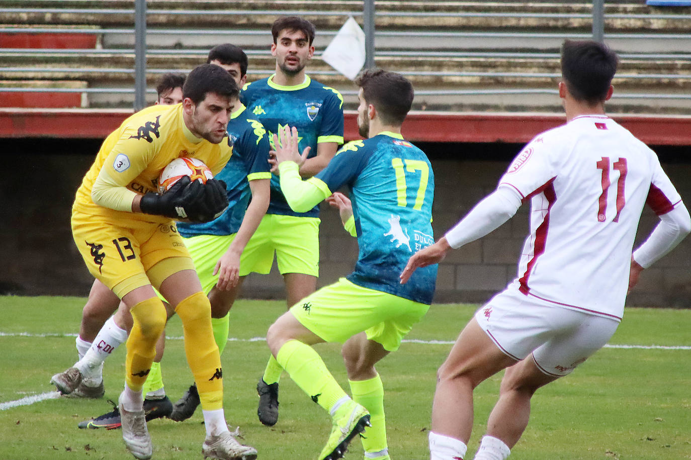 El Júpiter Leonés cae derrotado en su feudo por cero goles a dos ante el conjunto vallisoletano.