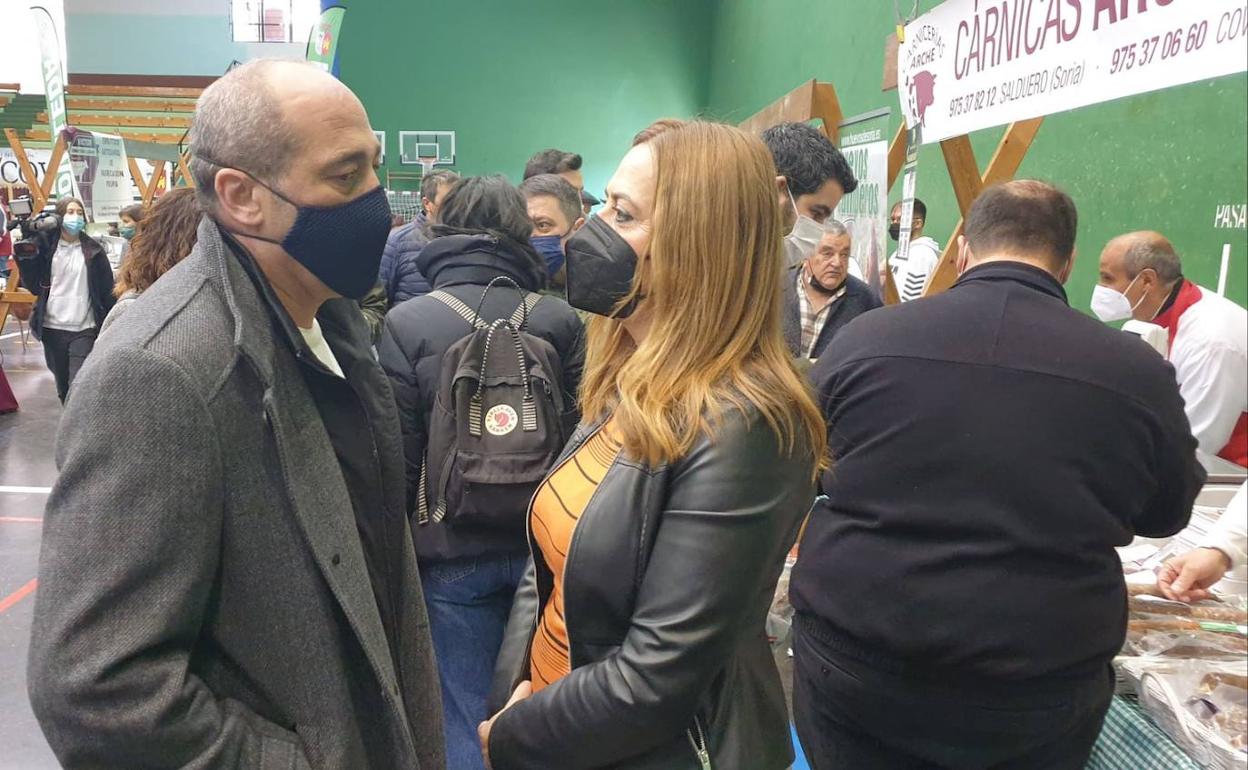 La delegada del Gobierno, Virginia Barcones, visita la feria del chorizo de Soria.