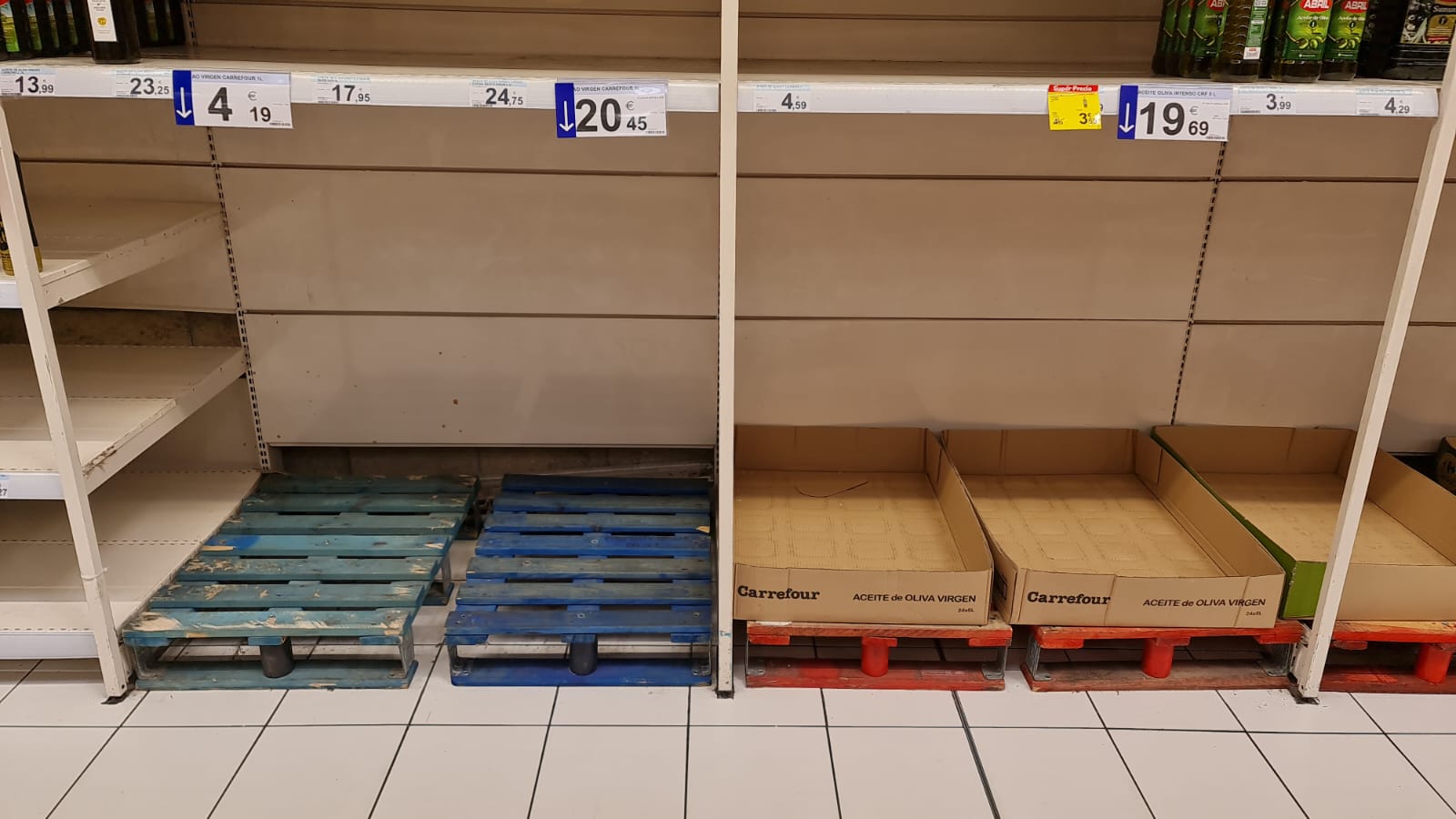 Aunque los supermercados desmienten que vayan a faltar productos, lo cierto es que las estanterías de algunos mercados permanecen 