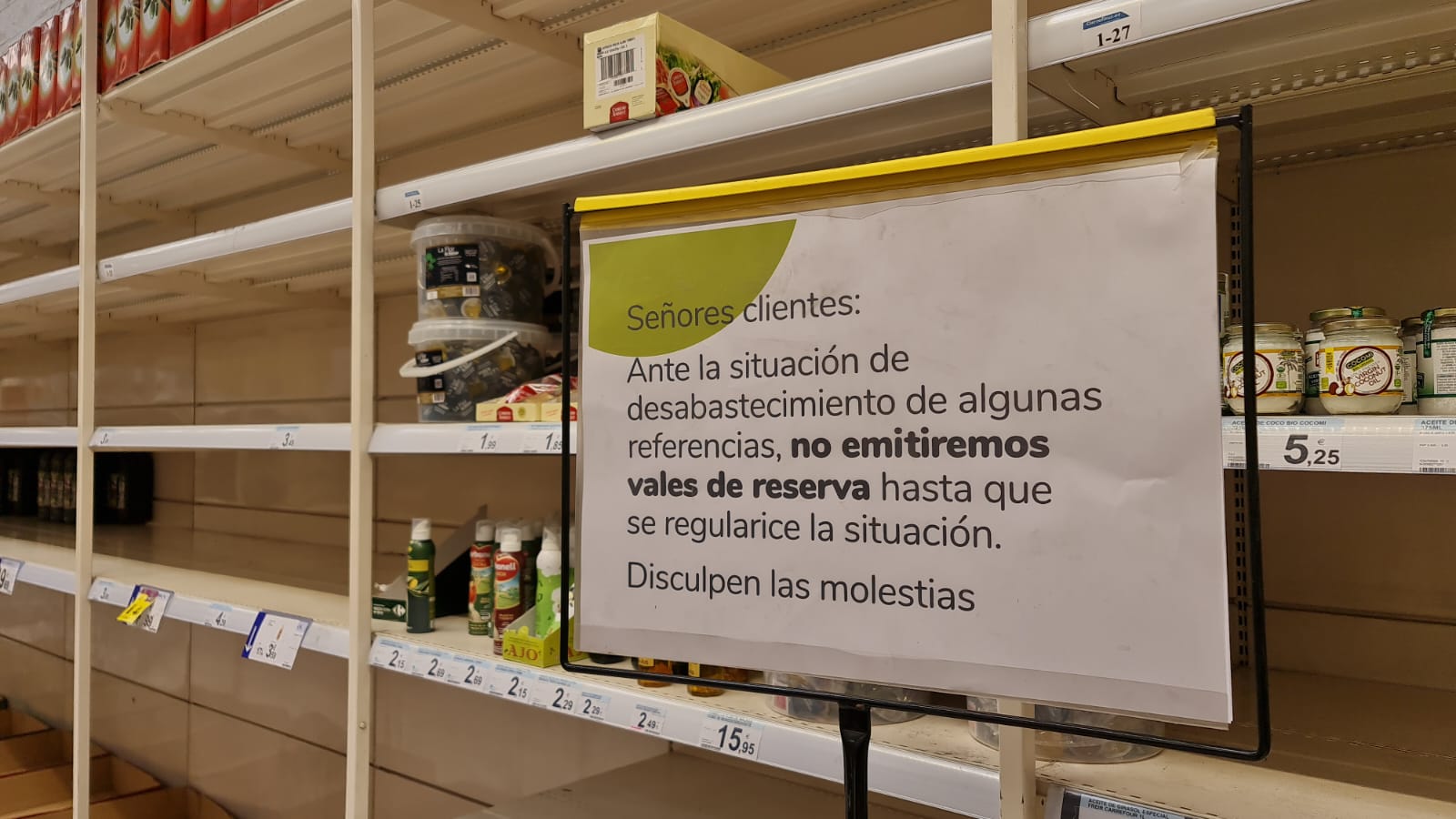 Aunque los supermercados desmienten que vayan a faltar productos, lo cierto es que las estanterías de algunos mercados permanecen 