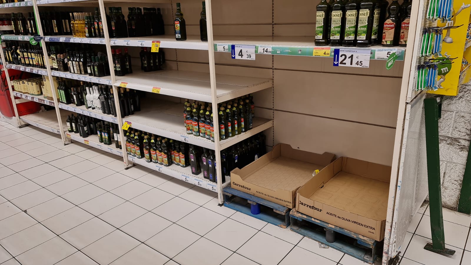 Aunque los supermercados desmienten que vayan a faltar productos, lo cierto es que las estanterías de algunos mercados permanecen 