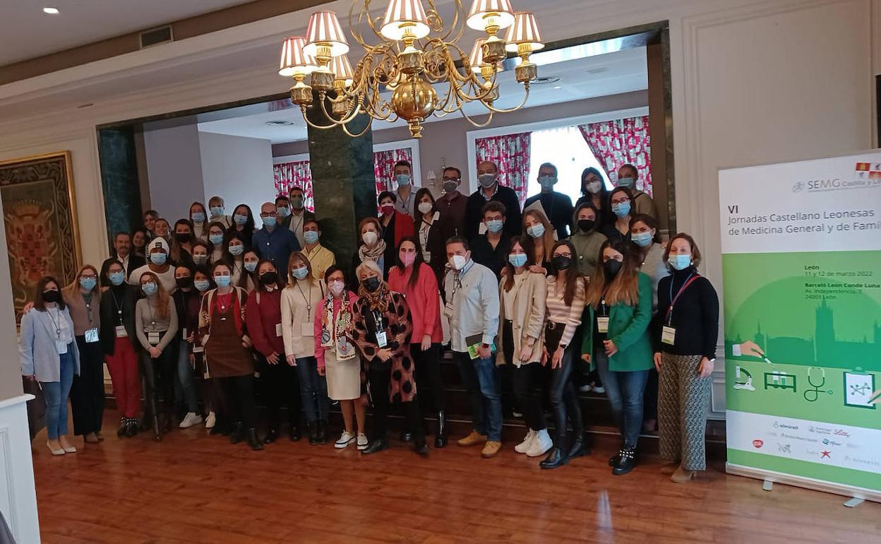 Foto de familia de los participantes en la VI Jornada de la Sociedad Castellano y Leonesa de Médicos Genearles y de Familia.