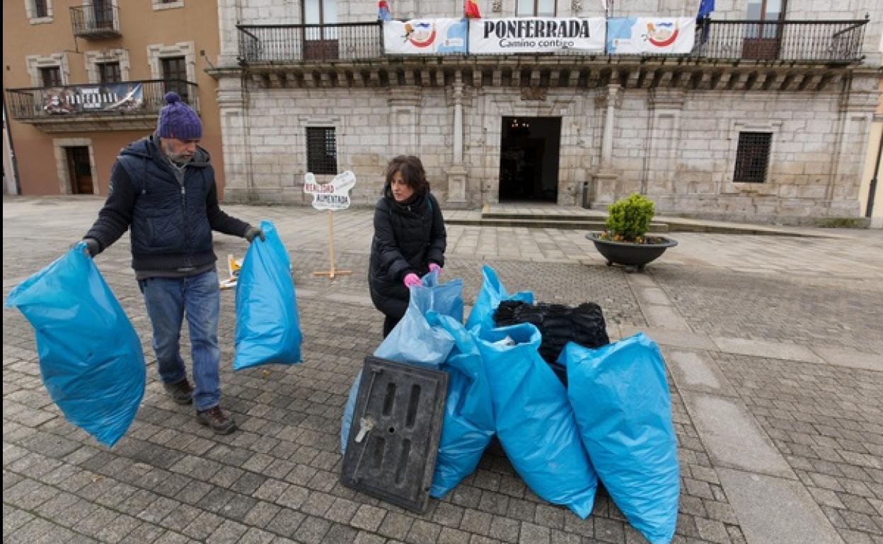 Basura y colillas recogidas por los integrantes del proyecto Orbanajo en Ponferrada.