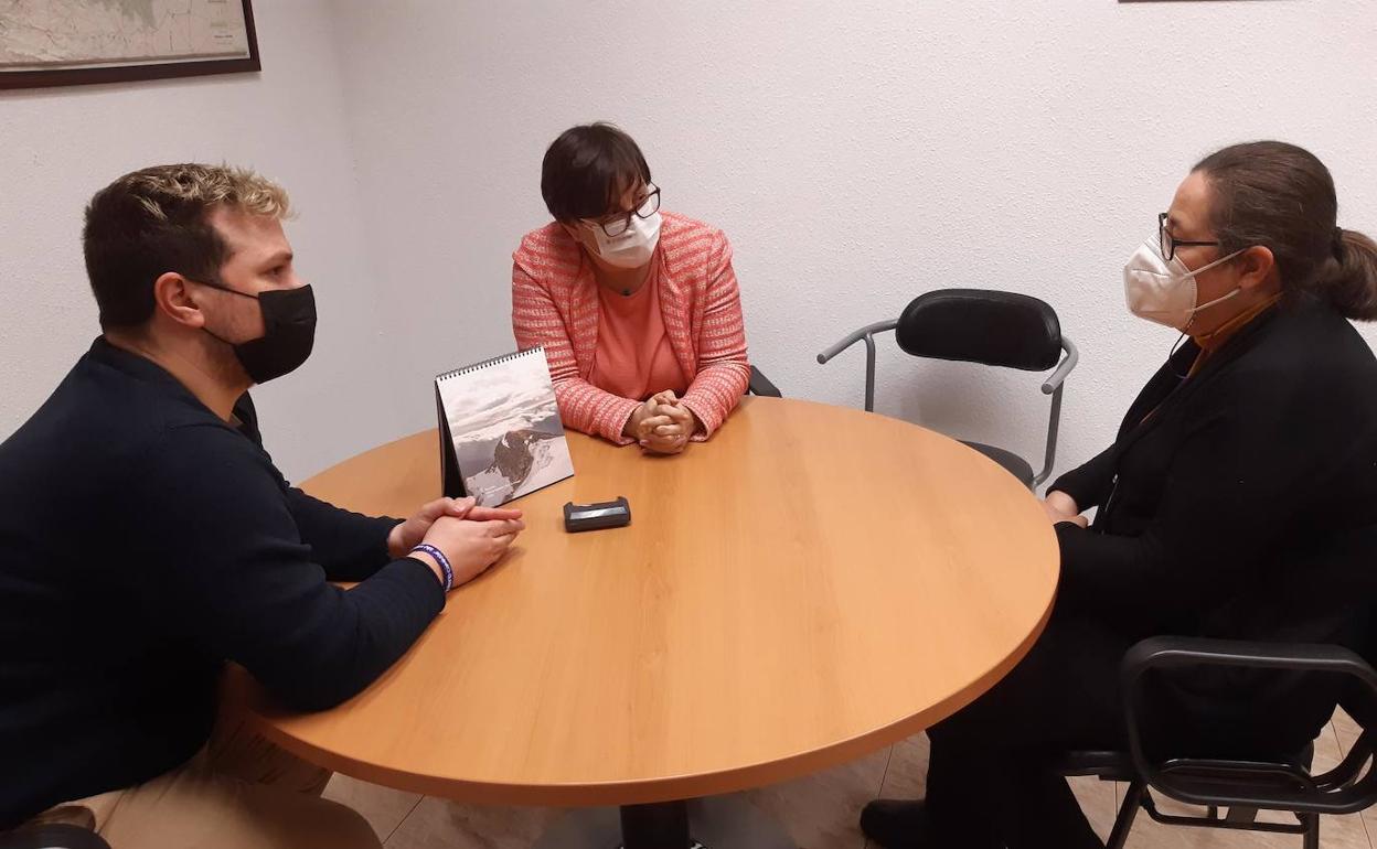 Reunión entre el Ayuntamiento de San Andrés y el responsable de Accem para la coordinación de la llegada de refugiados.