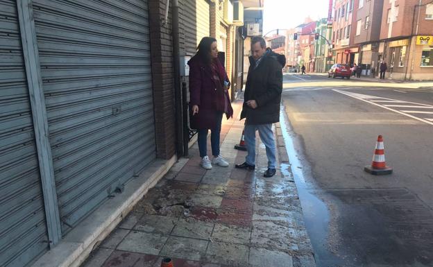 Verónica Díaz del Barrio y Jorge Martínez Domaica examinan la arqueta de la avenida Párroco Pablo Díez.