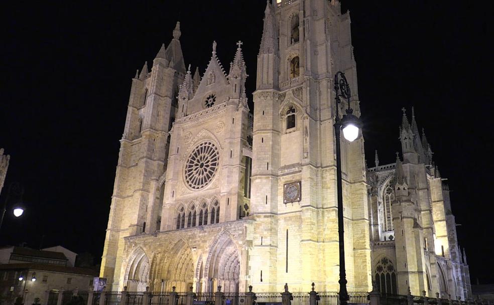 La Catedral de León será uno de los principales monumentos de la ciudad que cesará su iluminación por una hora con motivo de esta celebración.