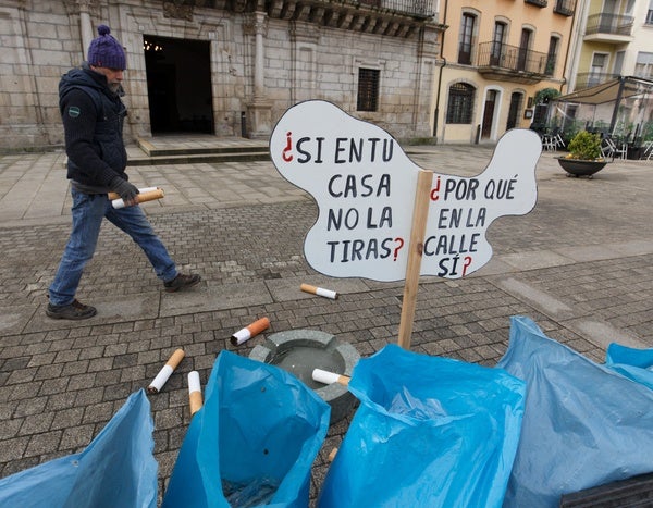 Basura y colillas recogidas por los integrantes del proyecto Orbanajo en las orillas del río Sil en Ponferrada.