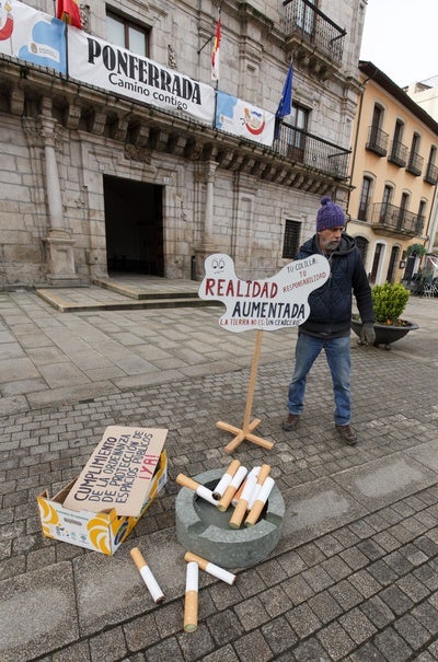 Basura y colillas recogidas por los integrantes del proyecto Orbanajo en las orillas del río Sil en Ponferrada.