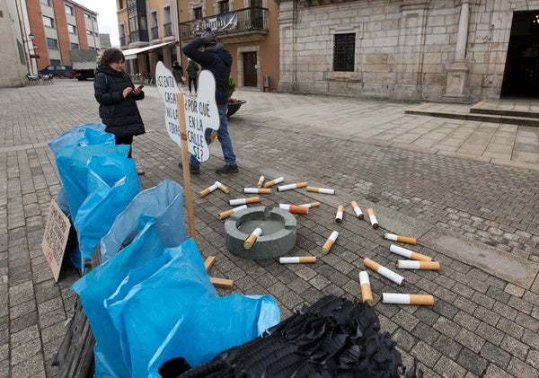 Basura y colillas recogidas por los integrantes del proyecto Orbanajo en las orillas del río Sil en Ponferrada.