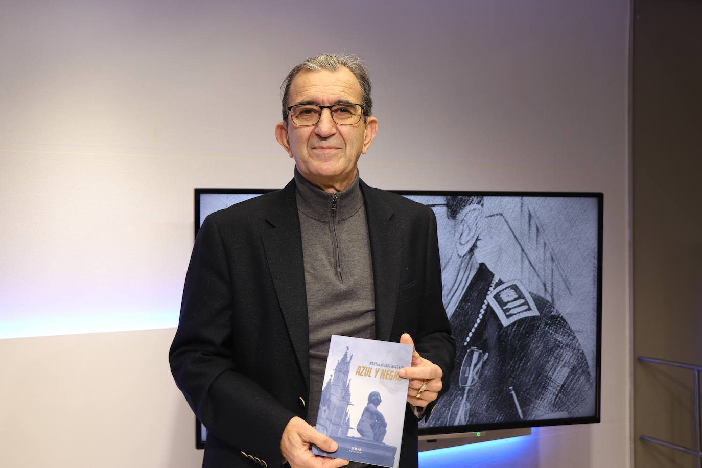 El exintendente jefe de la Policía Local de León, Martín Muñoz, publica su primer libro 'Azul y Negro' y contó varios de sus detalles en Leonoticias.