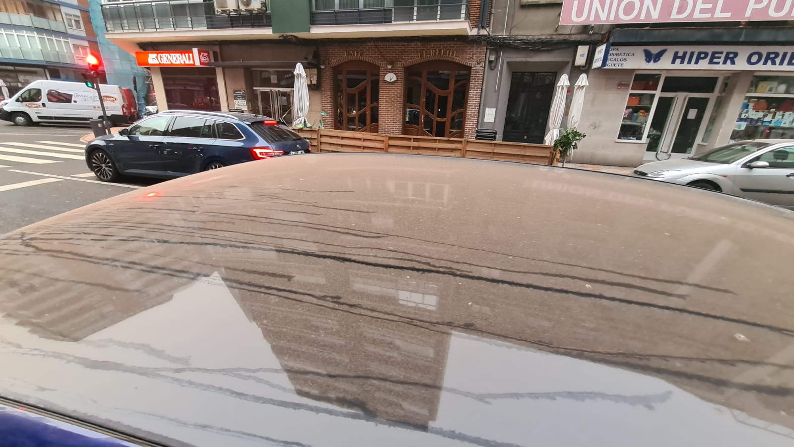 Los coches han amanecido cubiertos de arena rojiza en un fenómeno poco común en estas latitudes y que subirá la temperatura a los 20 grados.