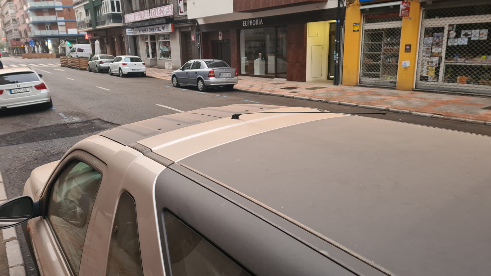 Los coches han amanecido cubiertos de arena rojiza en un fenómeno poco común en estas latitudes y que subirá la temperatura a los 20 grados.