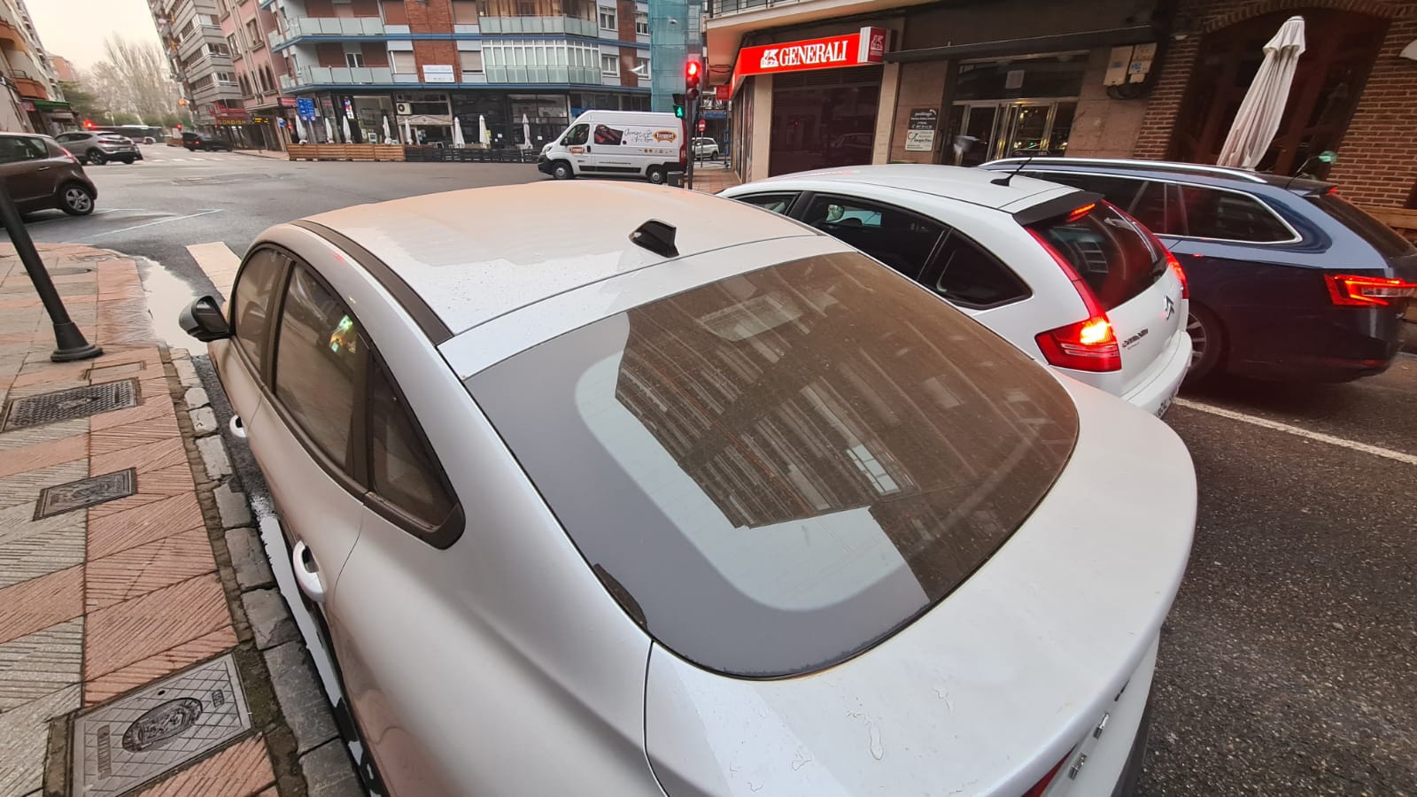 Los coches han amanecido cubiertos de arena rojiza en un fenómeno poco común en estas latitudes y que subirá la temperatura a los 20 grados.