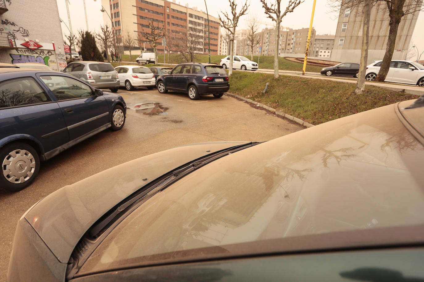 Los coches han amanecido cubiertos de arena rojiza en un fenómeno poco común en estas latitudes y que subirá la temperatura a los 20 grados.