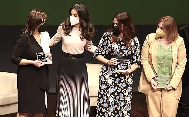Imagen. La Reina Letizia entrega los reconocimientos. 