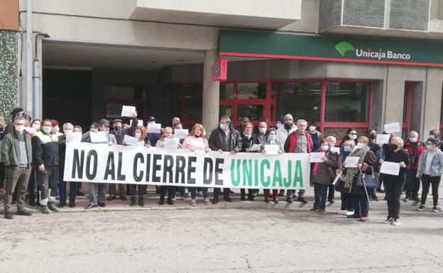 Vecinos de la zona de Sabero protestan por el cierre de la oficina de Unicaja en el valle. 