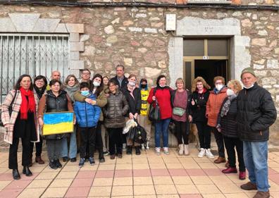 Imagen secundaria 1 - Villamanín ha realizado una muestra de solidaridad sin precedentes en el municipio. En la imagen, los ucranianos acogidos en el municipio y, a la derecha, la responsable de la iniciativa solidaria. 