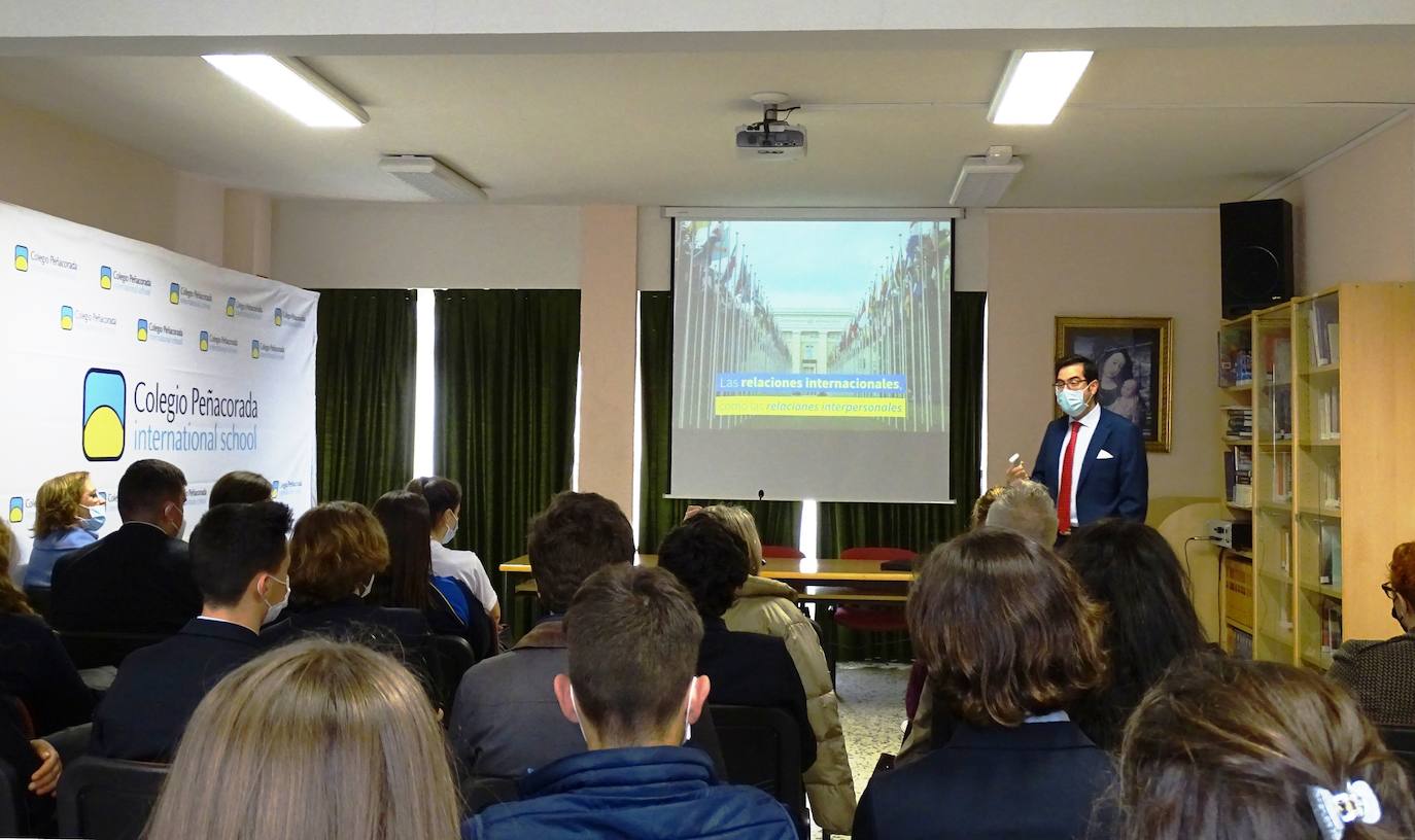 Extraordinaria conferencia del periodista Jaime Cosgaya en el Colegio Peñacorada.