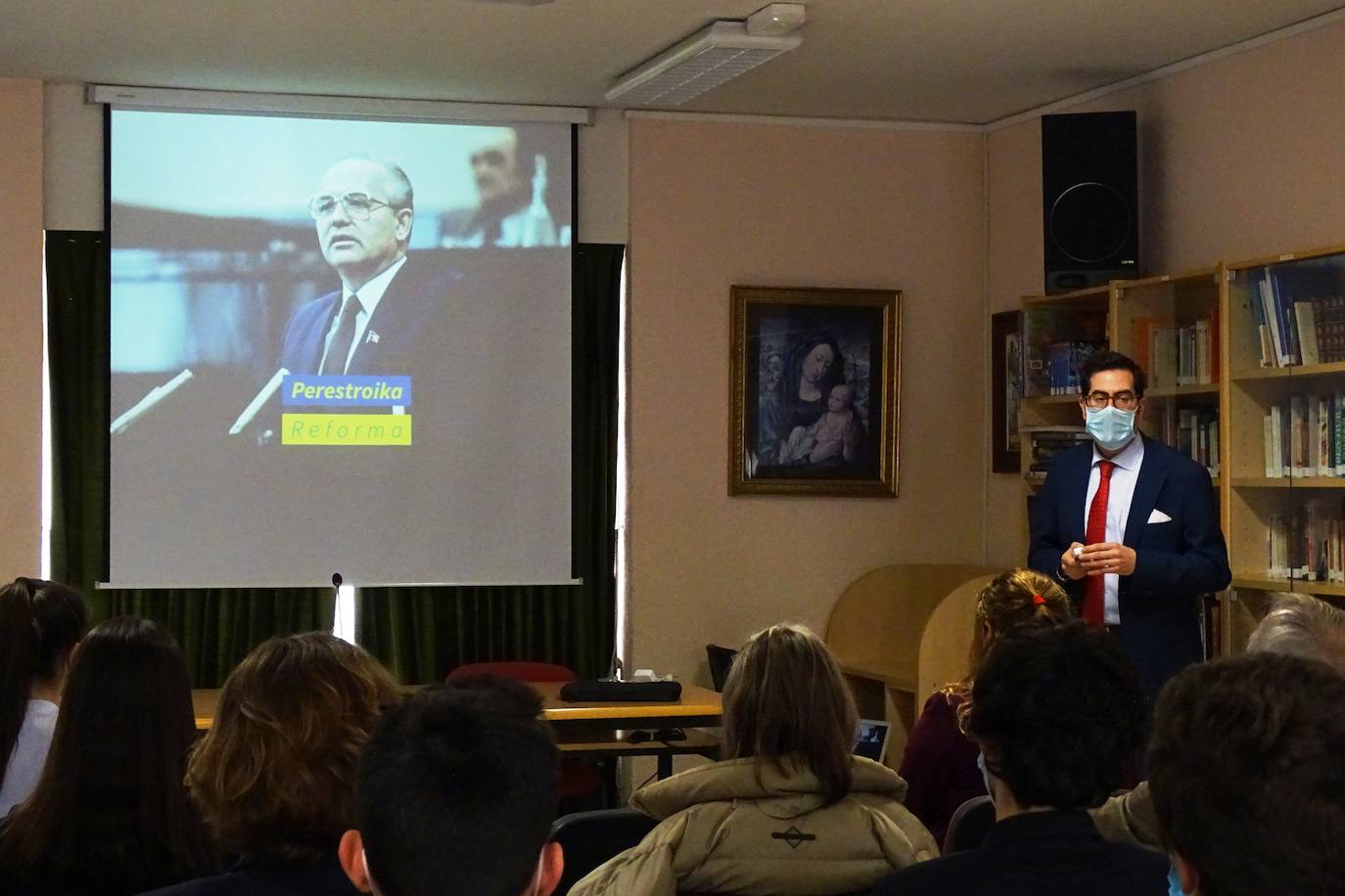 Extraordinaria conferencia del periodista Jaime Cosgaya en el Colegio Peñacorada.