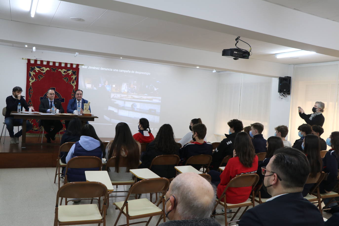 El colegio Leonés reconoce así a uno de sus alumnos más destacados.