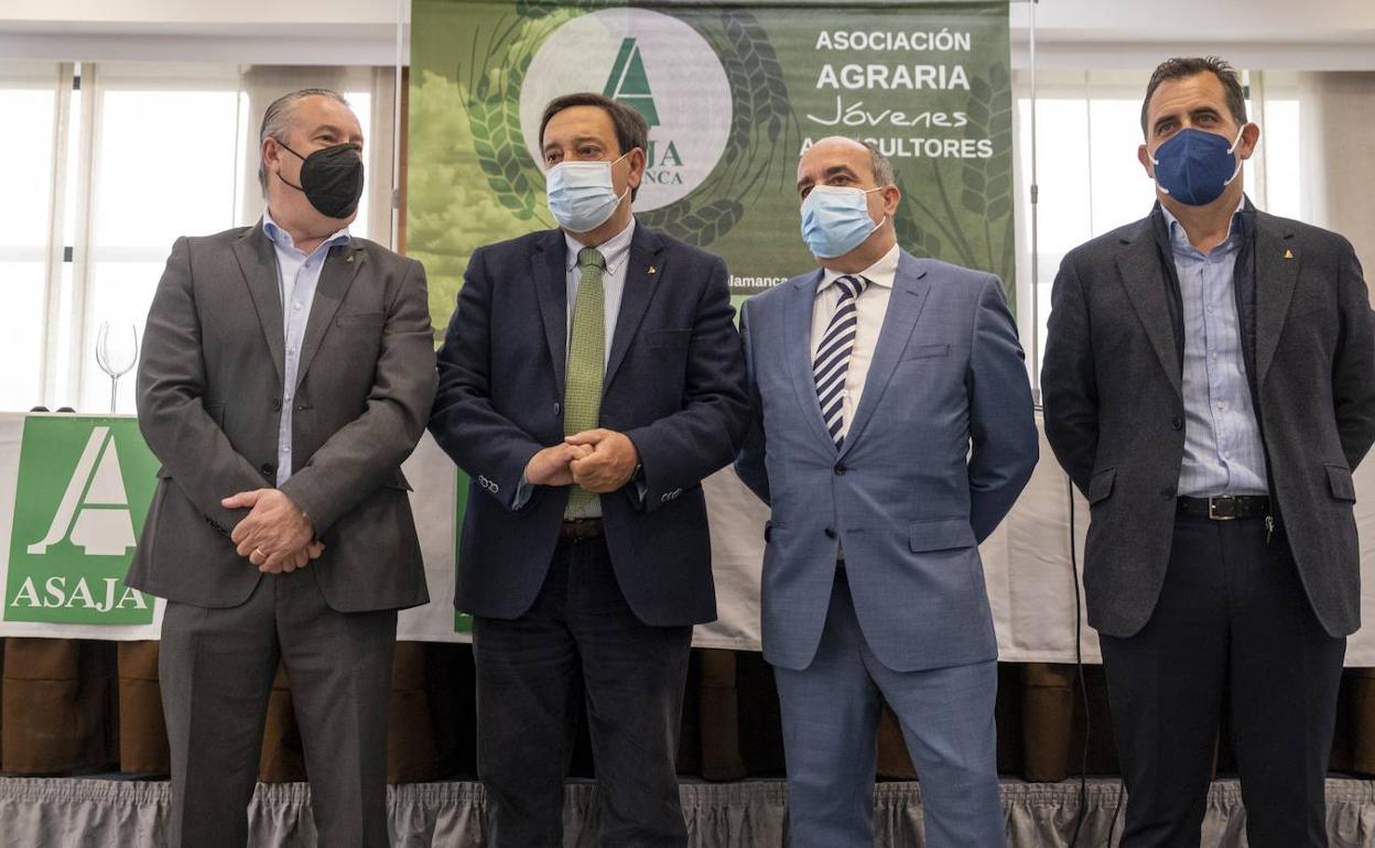 Asaja Salamanca celebra su XXXI Asamblea General con la presencia de sus presidentes nacional, Pedro Barato (2I); autonómico, Donaciano Dujo (I); y provincial, Juan Luis Delgado (D), quienes comparecen junto al director general de PAC de la Junta de Castilla y León, Juan Pedro Medina.