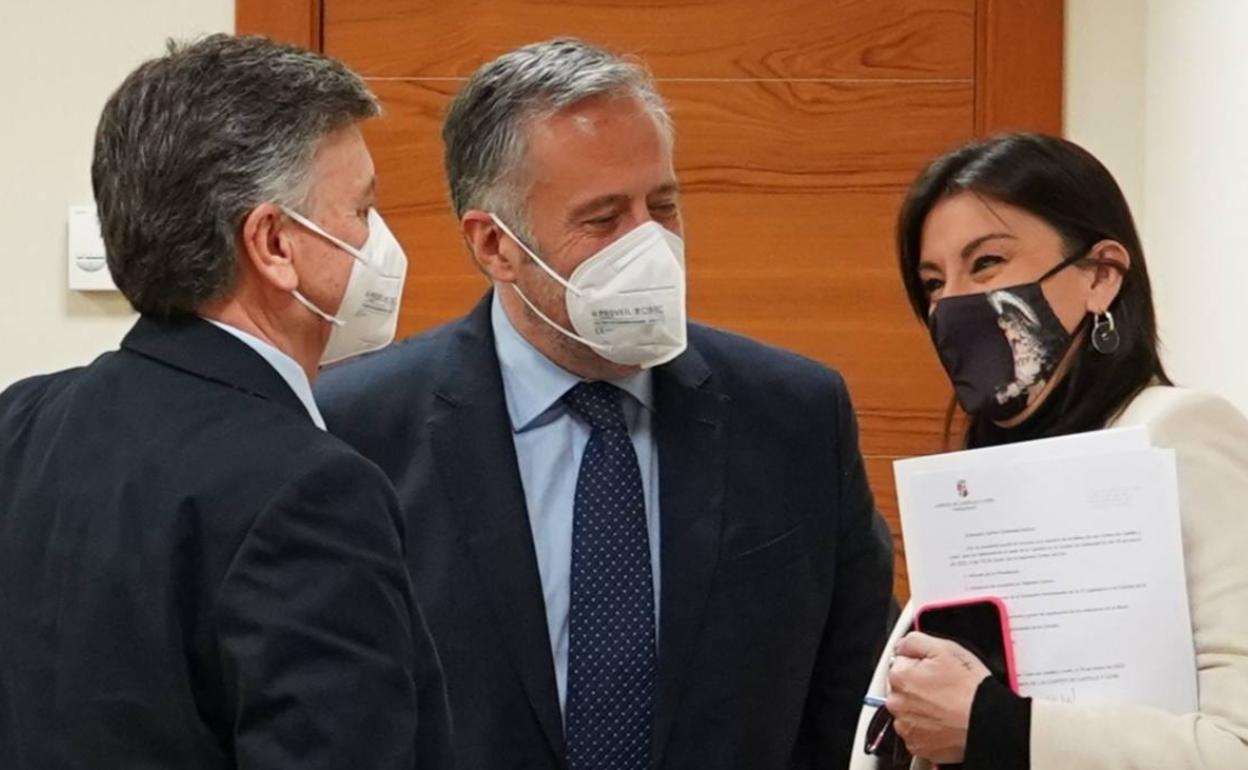 El presidente de las Cortes Carlos Pollán conversa con la vicepresidenta segunda Ana Sánchez y el vicepresidente Francisco Vázquez en la primera reunión de la Mesa de las Cortes. 