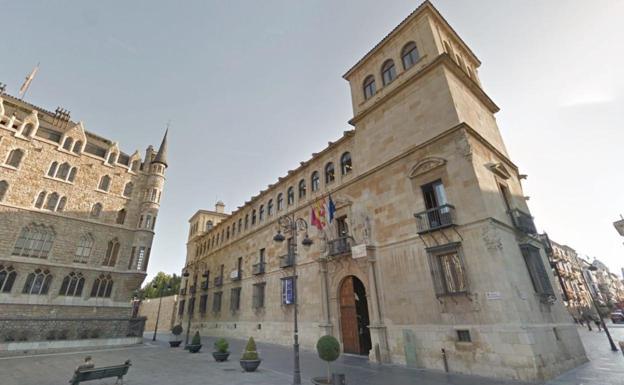 El Palacio de los Guzmanes, sede de la Diputación de León que resuelve este Plan de Cooperación.