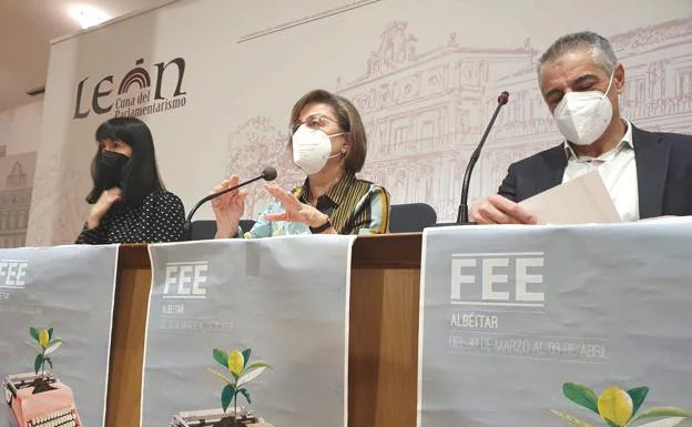 La concejala de Acción y Promoción Cultural de León, Evelia Fernández, acompañada por los organizadores, presenta el programa de la II Feria de Editores Emergentes (FEE)