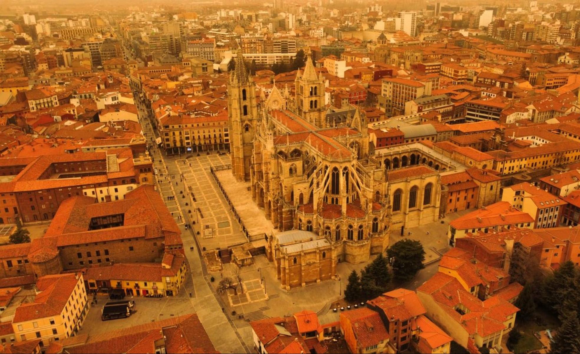 Imagen de la catedral de León vista desde un dron en la jornada de este miércoles. El color sepia marca el contorno de la ciudad.