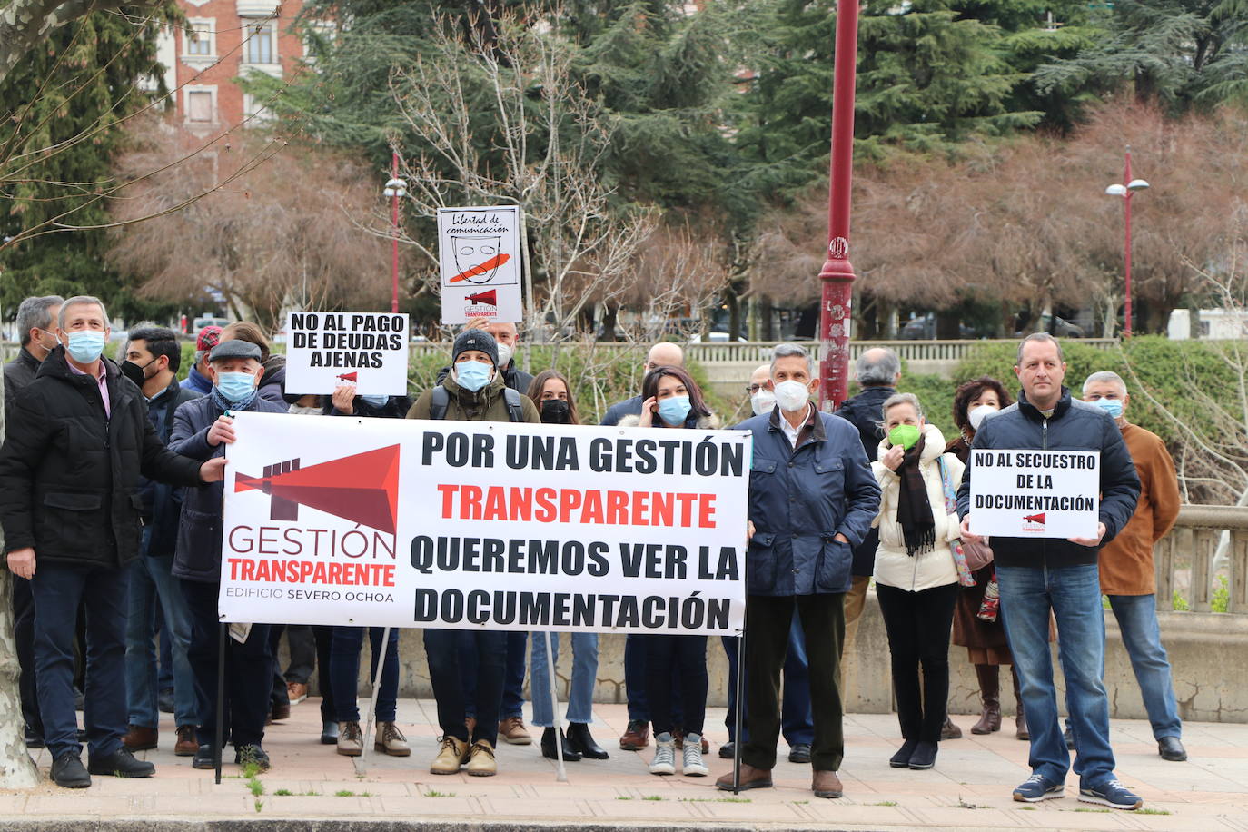 Cerca de una treintena de vecinos del Severo Ochoa se concentran frente a los juzgados de León